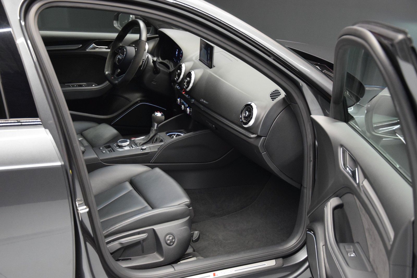 Fahrzeugabbildung Audi RS3 Sportback 2.5 TF quattro Pano B&O Schale ACC
