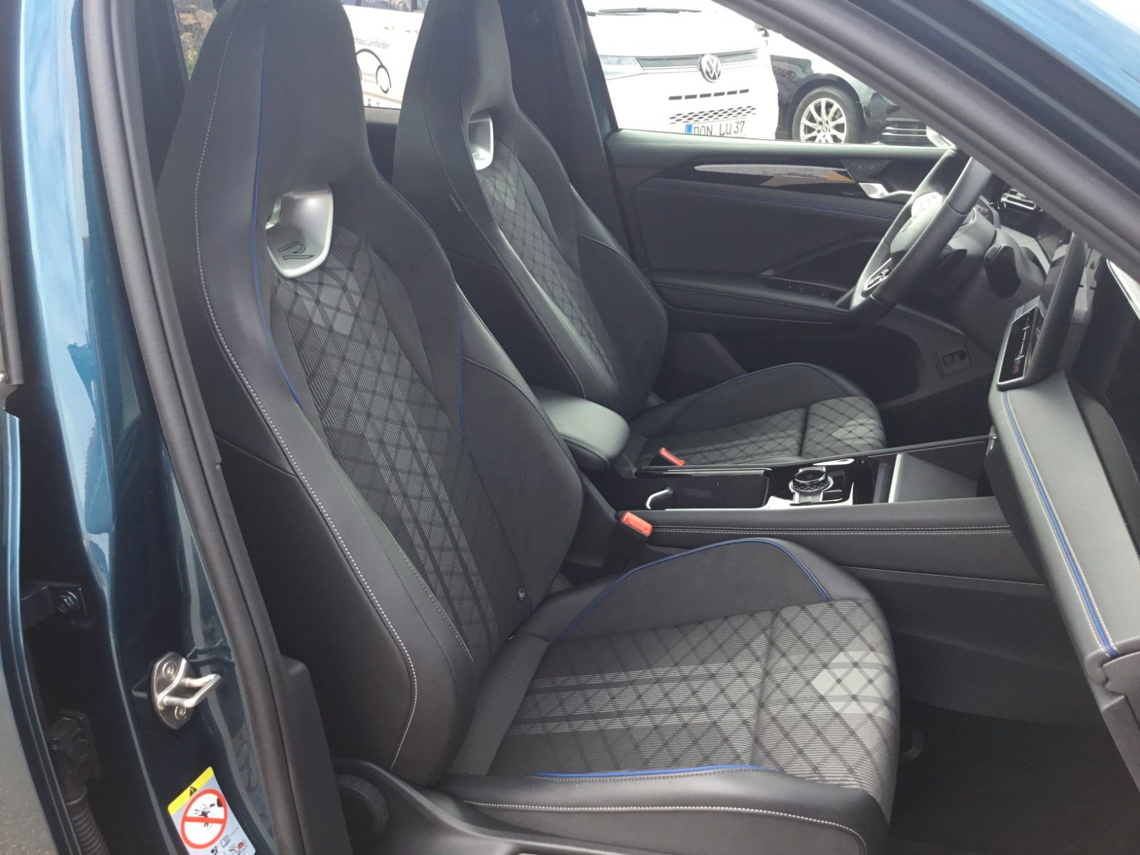 Fahrzeugabbildung Volkswagen Tiguan 2.0 TDI DSG 4M R-Line+AHK+20"+Matrix+Pano