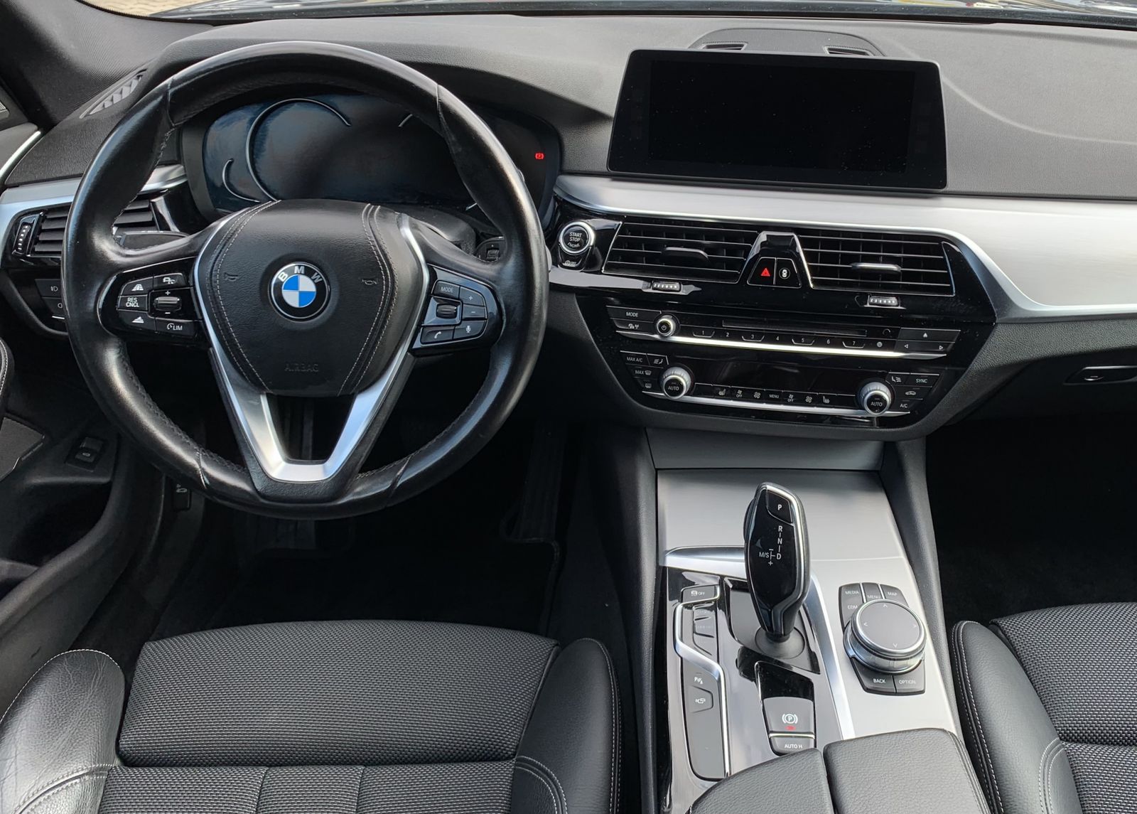 Fahrzeugabbildung BMW 520 d Sport Line*AHK*Digital*360°Cam*Shadowline*