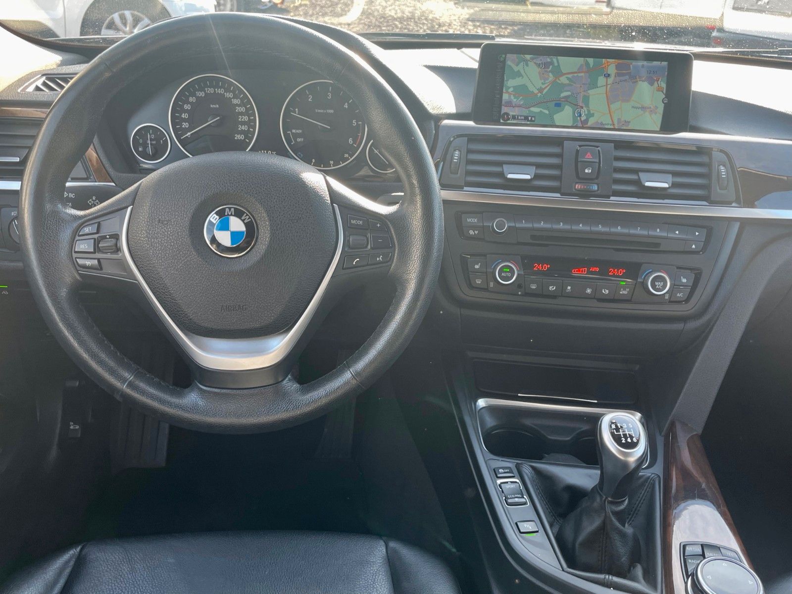 Fahrzeugabbildung BMW 320d Tour Navi Leder Xenon HEAD-UP AHK SPORTLENK