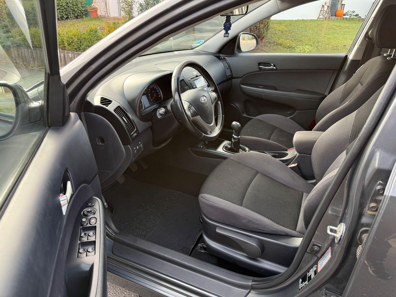 Hyundai i30 2011 — photo 9