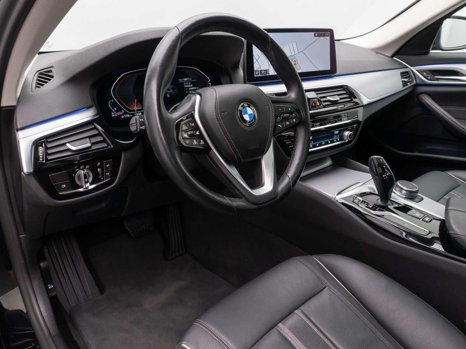 Fahrzeugabbildung BMW 520d xD Kamera HUD DAB Laser Panorama Leder 19"