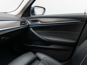 Fahrzeugabbildung BMW 520d xD Luxury Line Kamera HUD DAB HiFi DisplKey