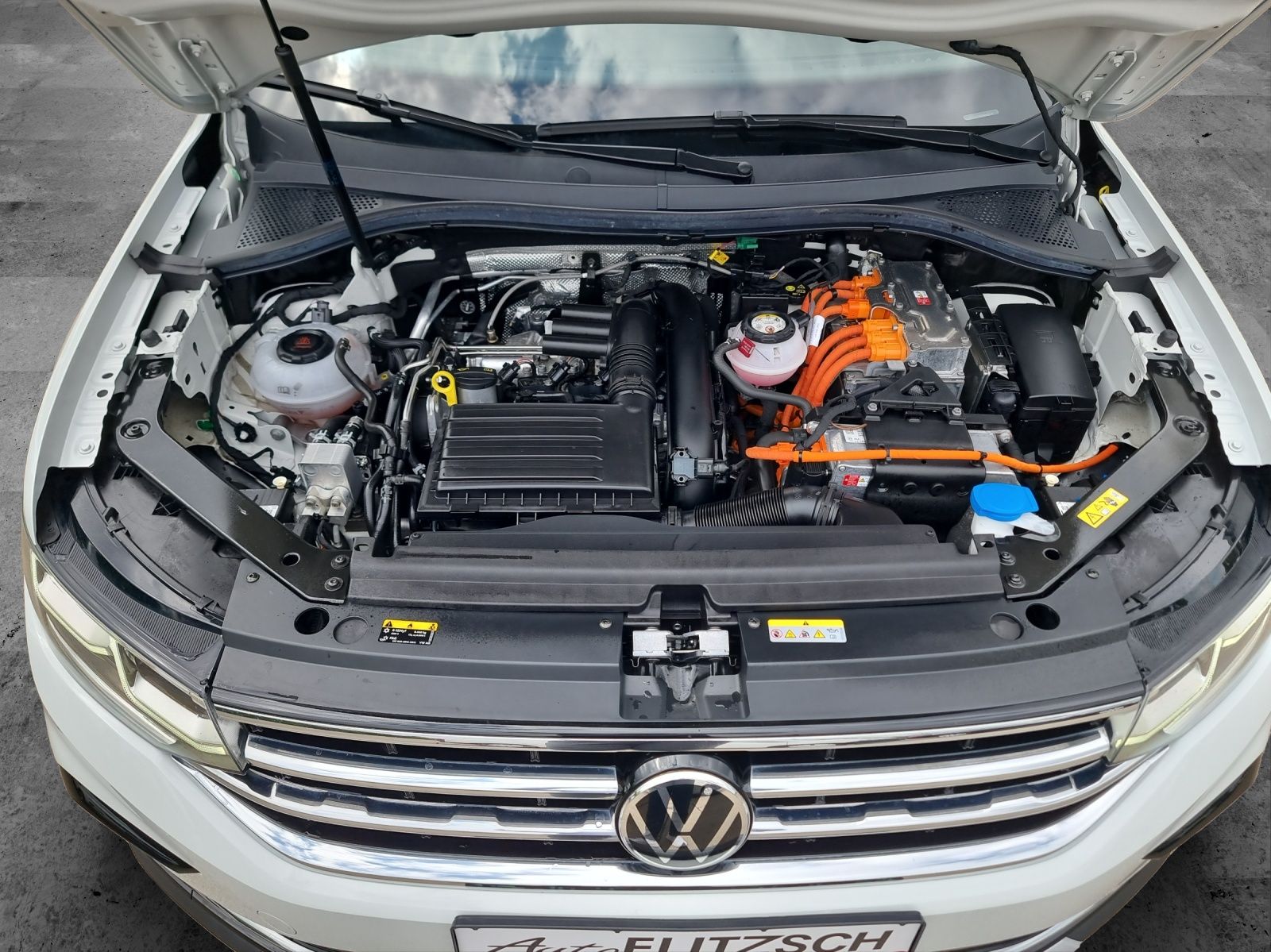 Fahrzeugabbildung Volkswagen Tiguan Elegance eHybrid DSG IQ.Light ACC 18" AHK