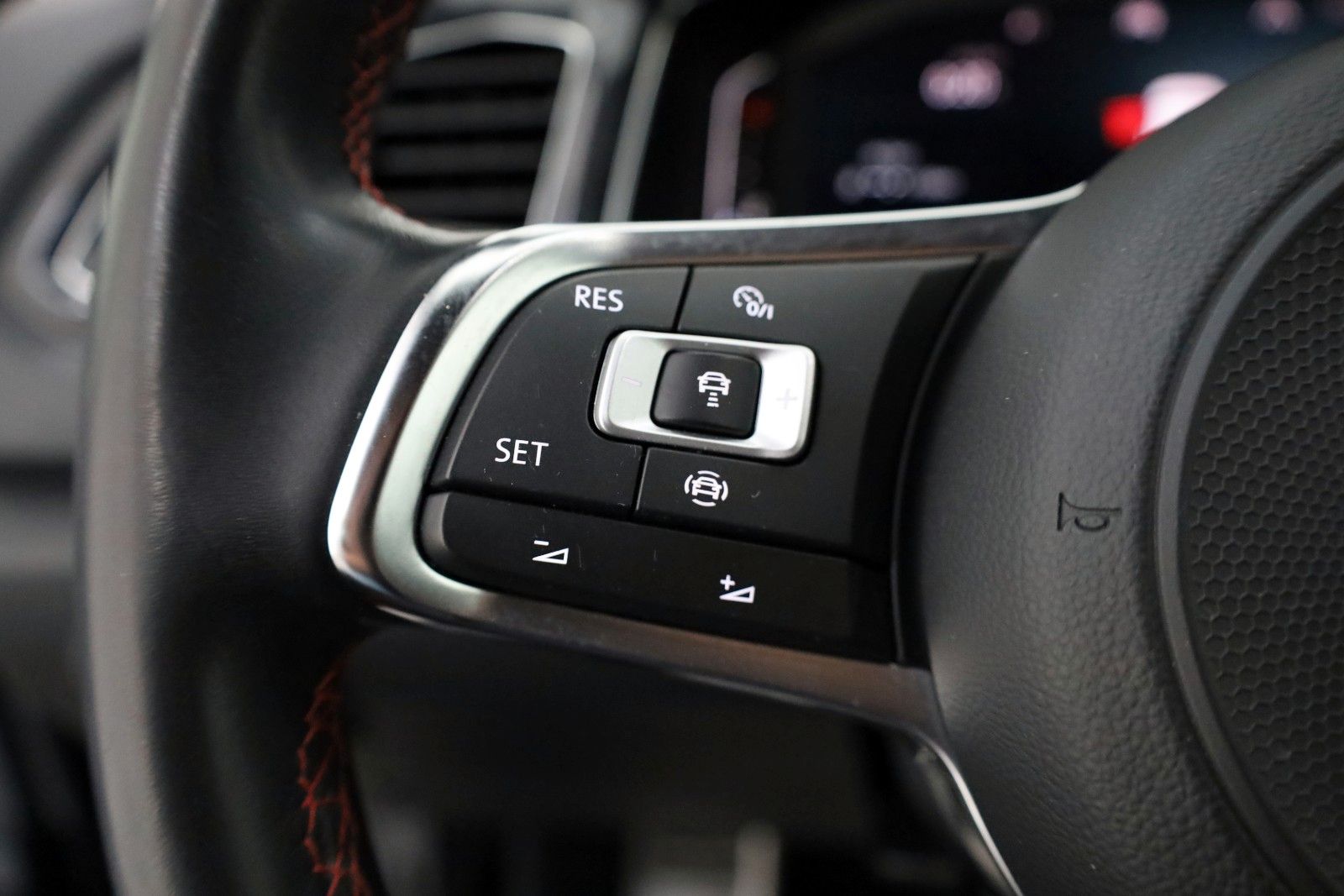 Fahrzeugabbildung Volkswagen T-Roc Sport 4M Navi,ACC,Kamera,Carplay,AHK,SR+WR