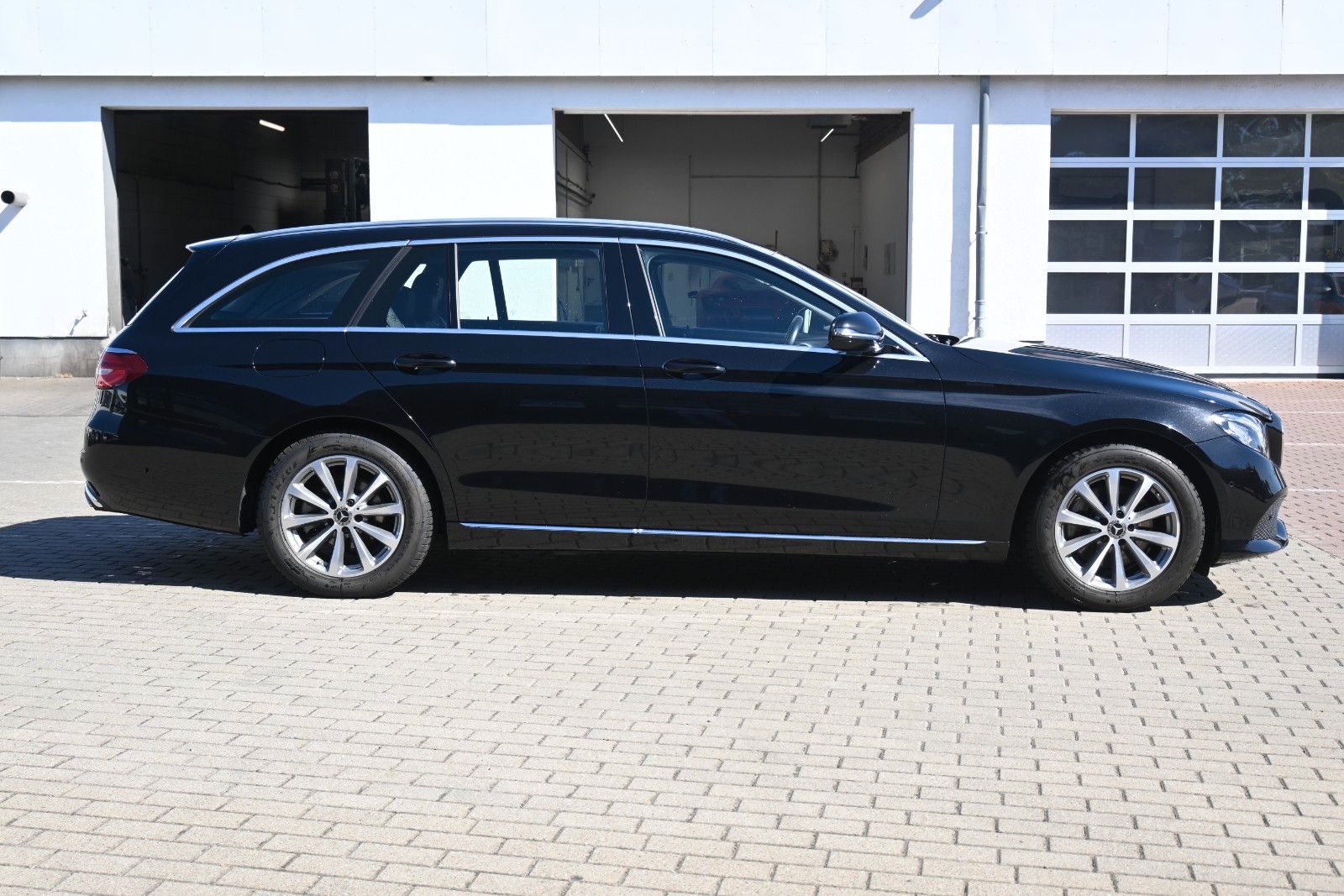 Fahrzeugabbildung Mercedes-Benz E 200 Autom. T-Modell 4Matic*RFK*LED*BLIS*