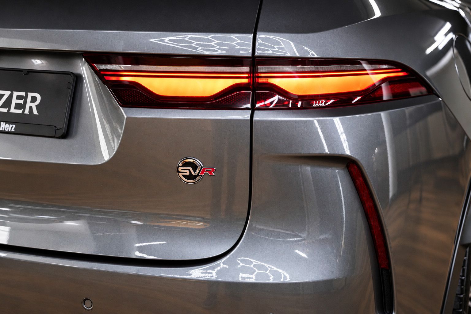 Fahrzeugabbildung Jaguar F-Pace  SVR /PANO/MERIDIAN/HUD/360°KAM/MEMORY
