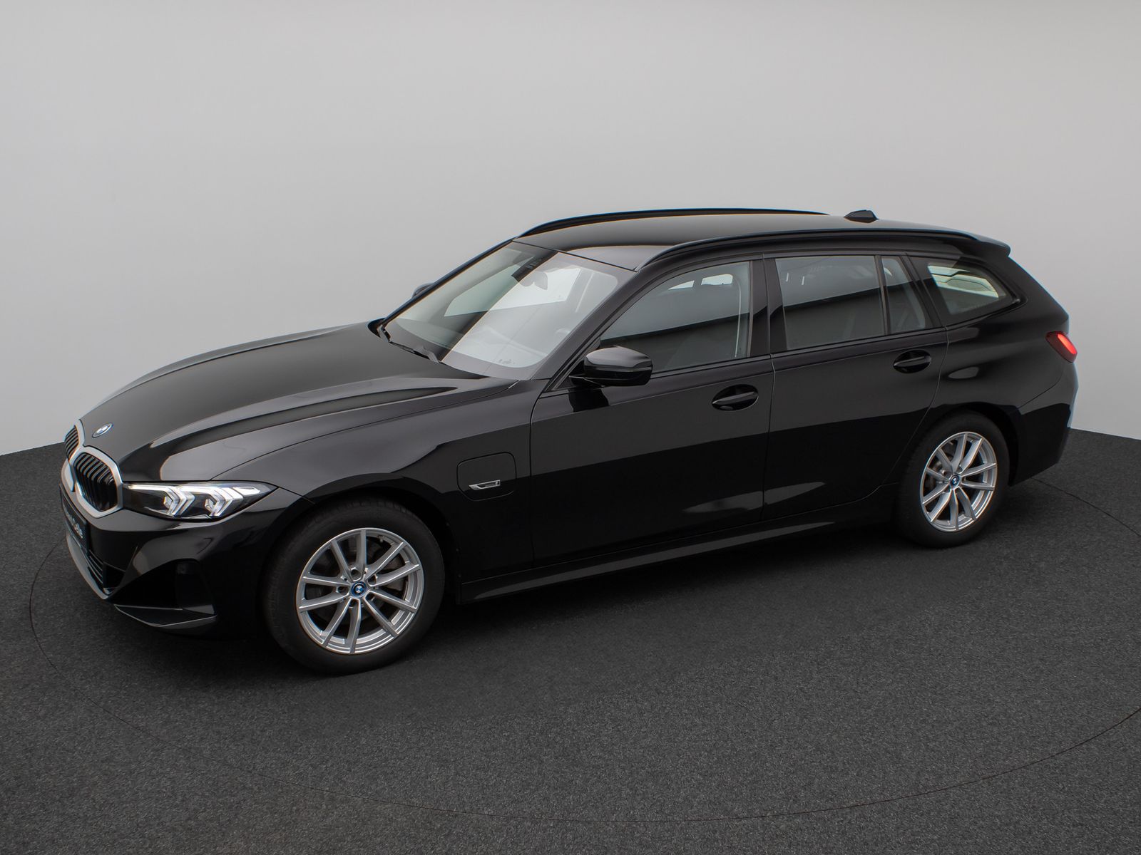 Fahrzeugabbildung BMW 330e xD DAB CockPit+ PDC Geschwindigkeitsreg