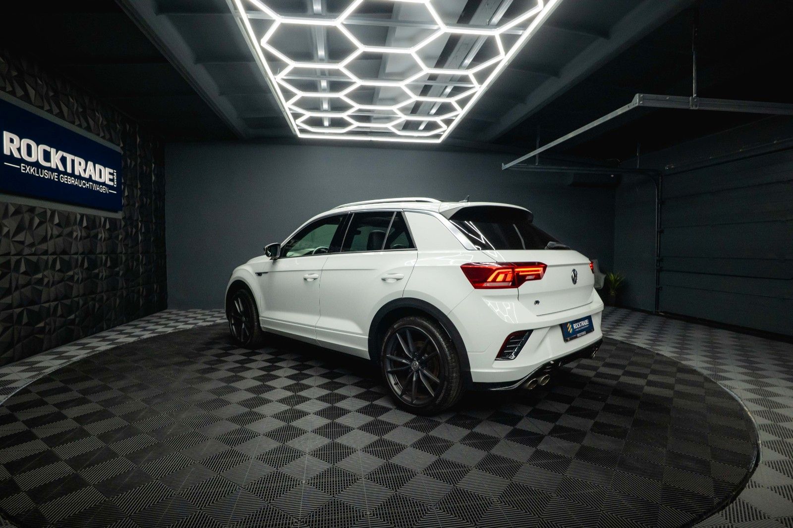 Fahrzeugabbildung Volkswagen T-Roc R 4Motion Performance *ACC*DCC*Pano*LED*