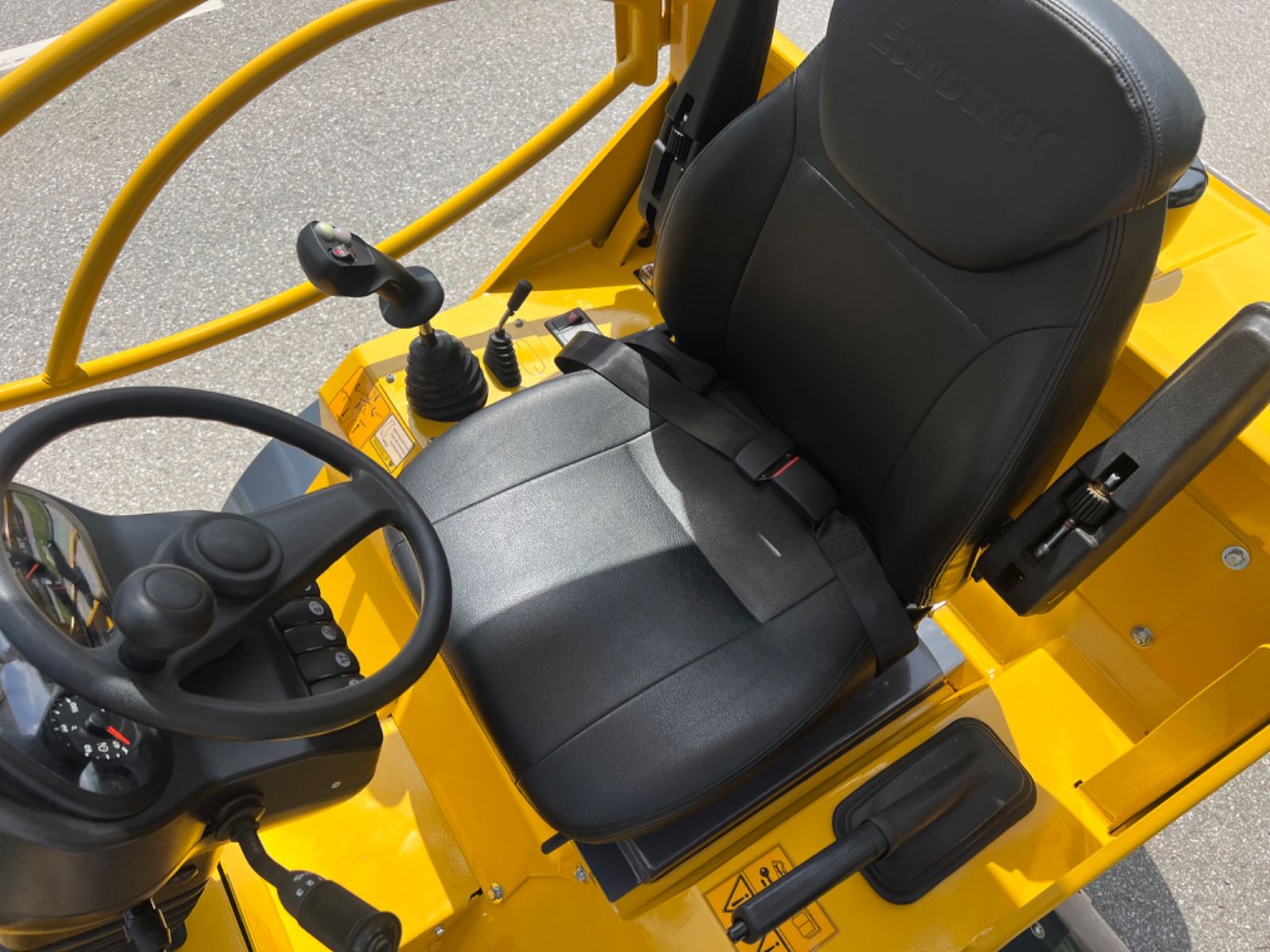 Fahrzeugabbildung Andere Eurotrac W12F -  KlappSchutzdach - hebt Pflaster