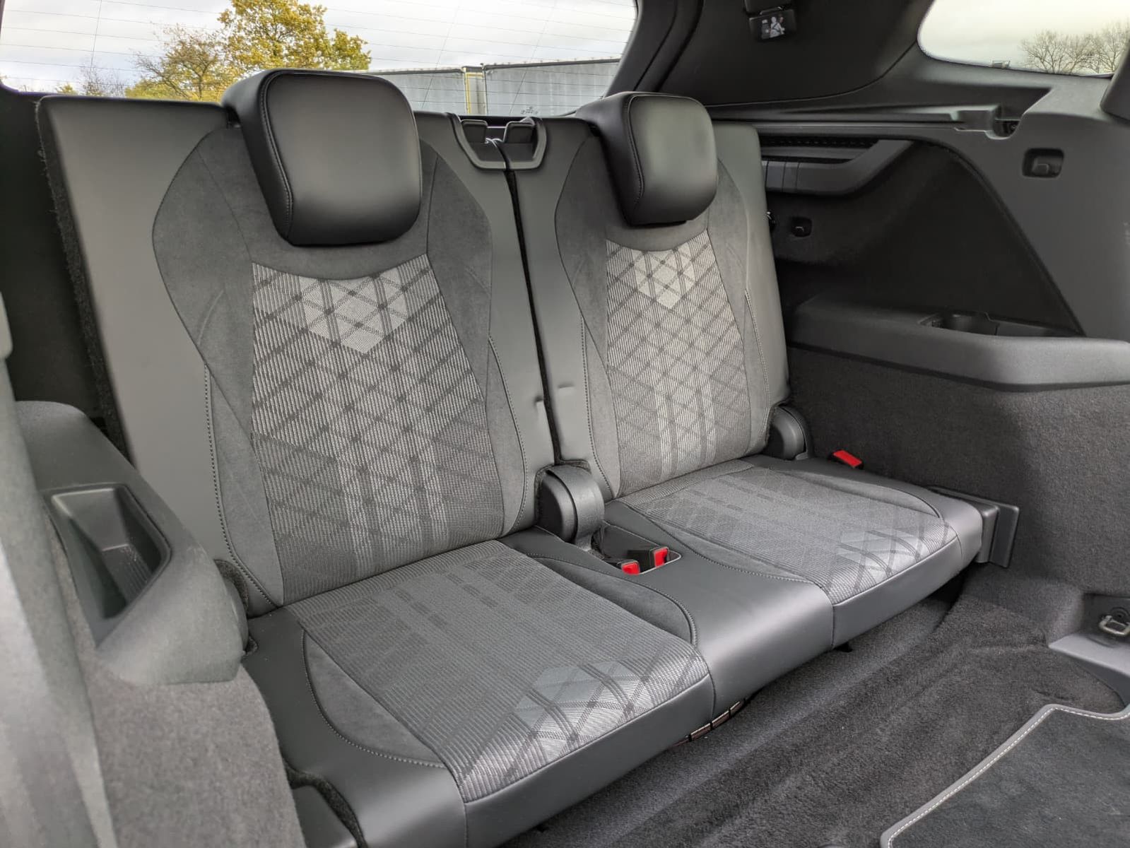 Fahrzeugabbildung Volkswagen Tayron 2.0 TDI 4M R-Line 7Si*MATRIX*AHK*PANO*HUD