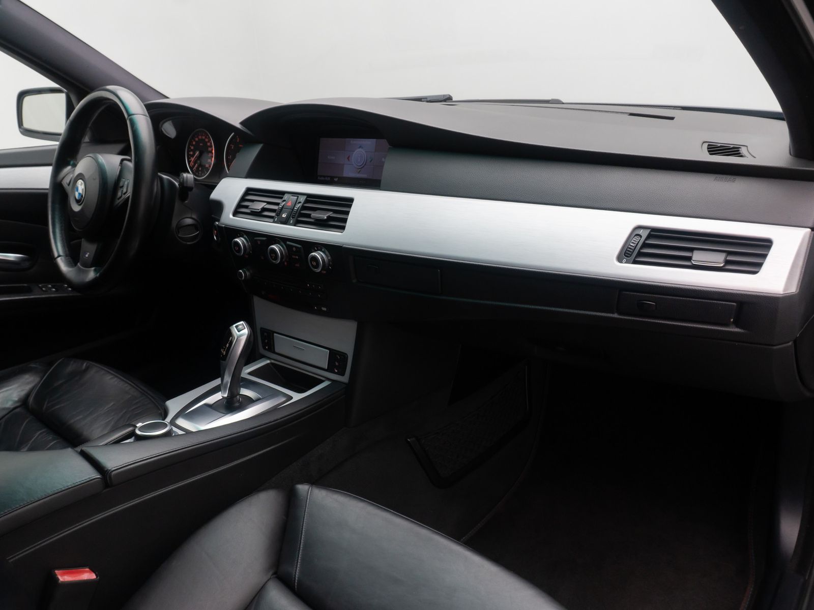 Fahrzeugabbildung BMW 530i M Sport Xenon NaviPro AHK HiFi Memory Leder