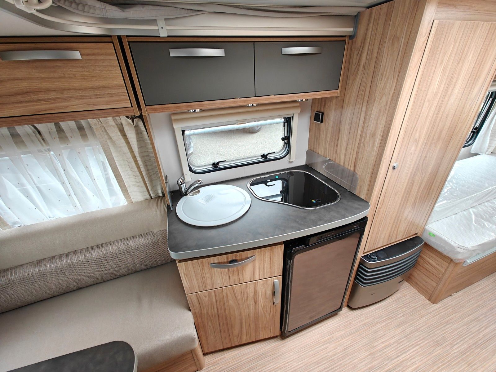 Fahrzeugabbildung HYMER / ERIBA / HYMERCAR Feeling 470 Elegance - JETZT 6.683€ SPAREN !!!