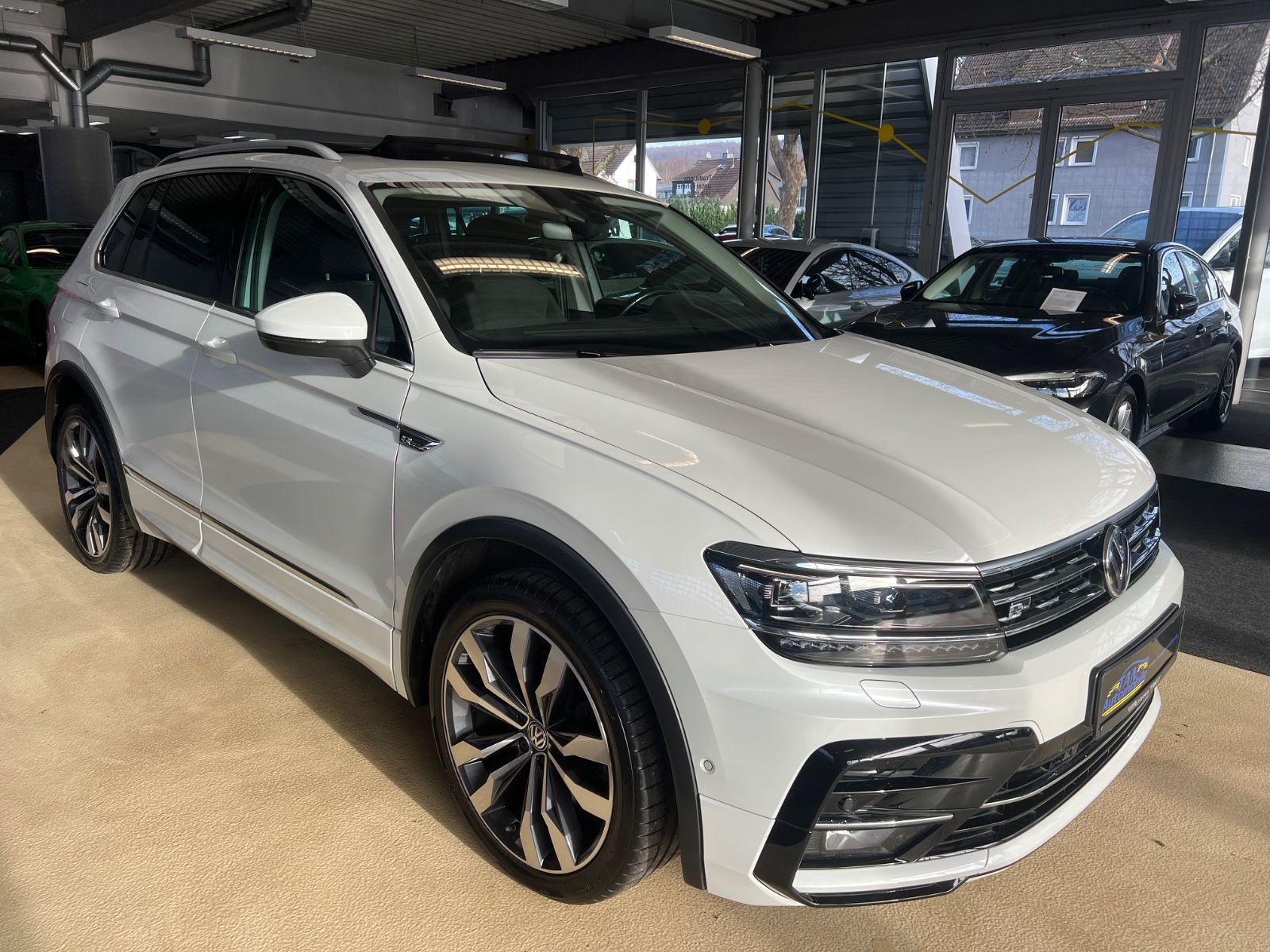 Fahrzeugabbildung Volkswagen Tiguan Highline DSG 4Motion R LINE VIRTUAL*PANO*