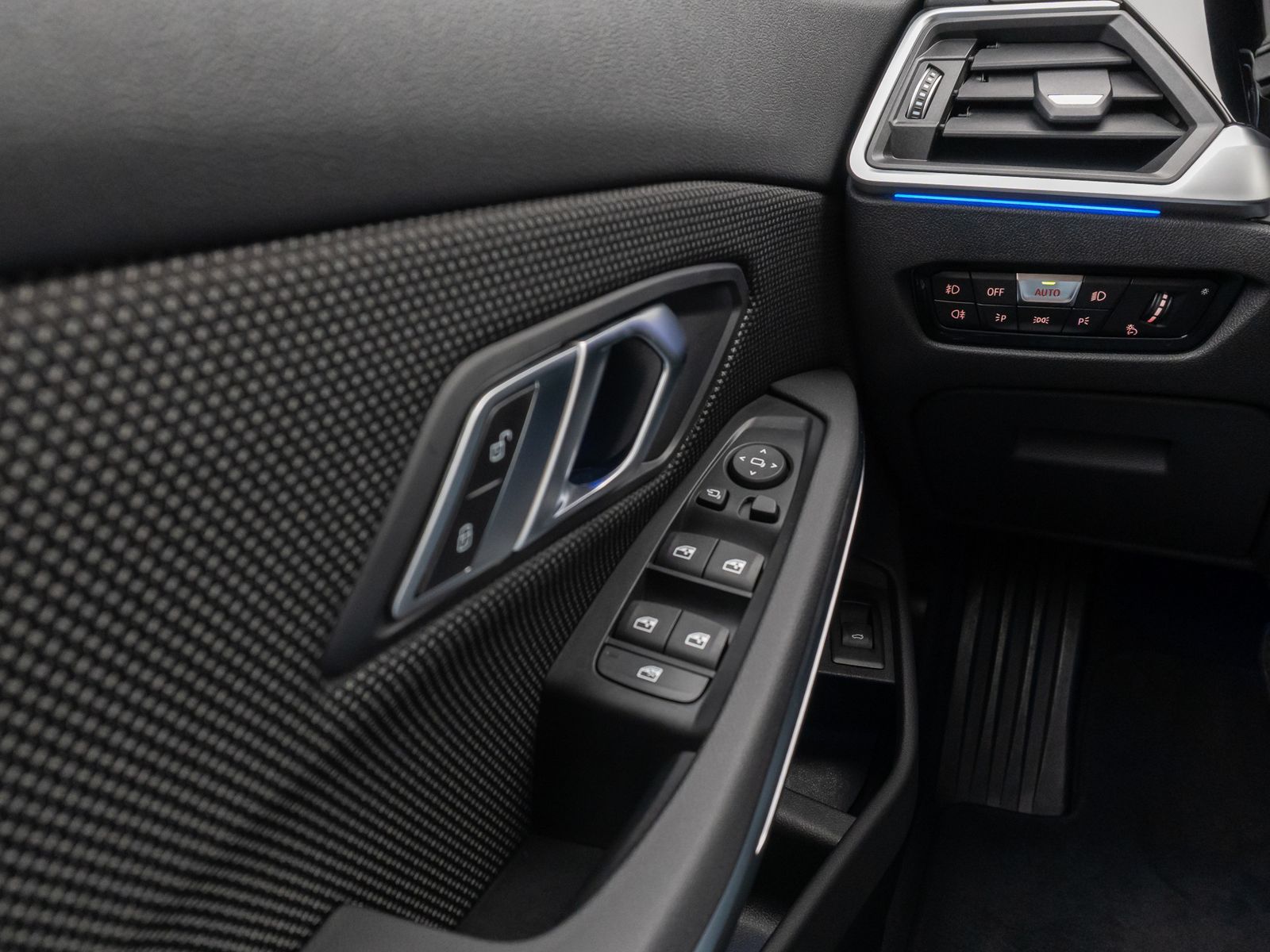 Fahrzeugabbildung BMW 320i CockPit+ DAB PDC LED Lordos Sitzhzg Komfort