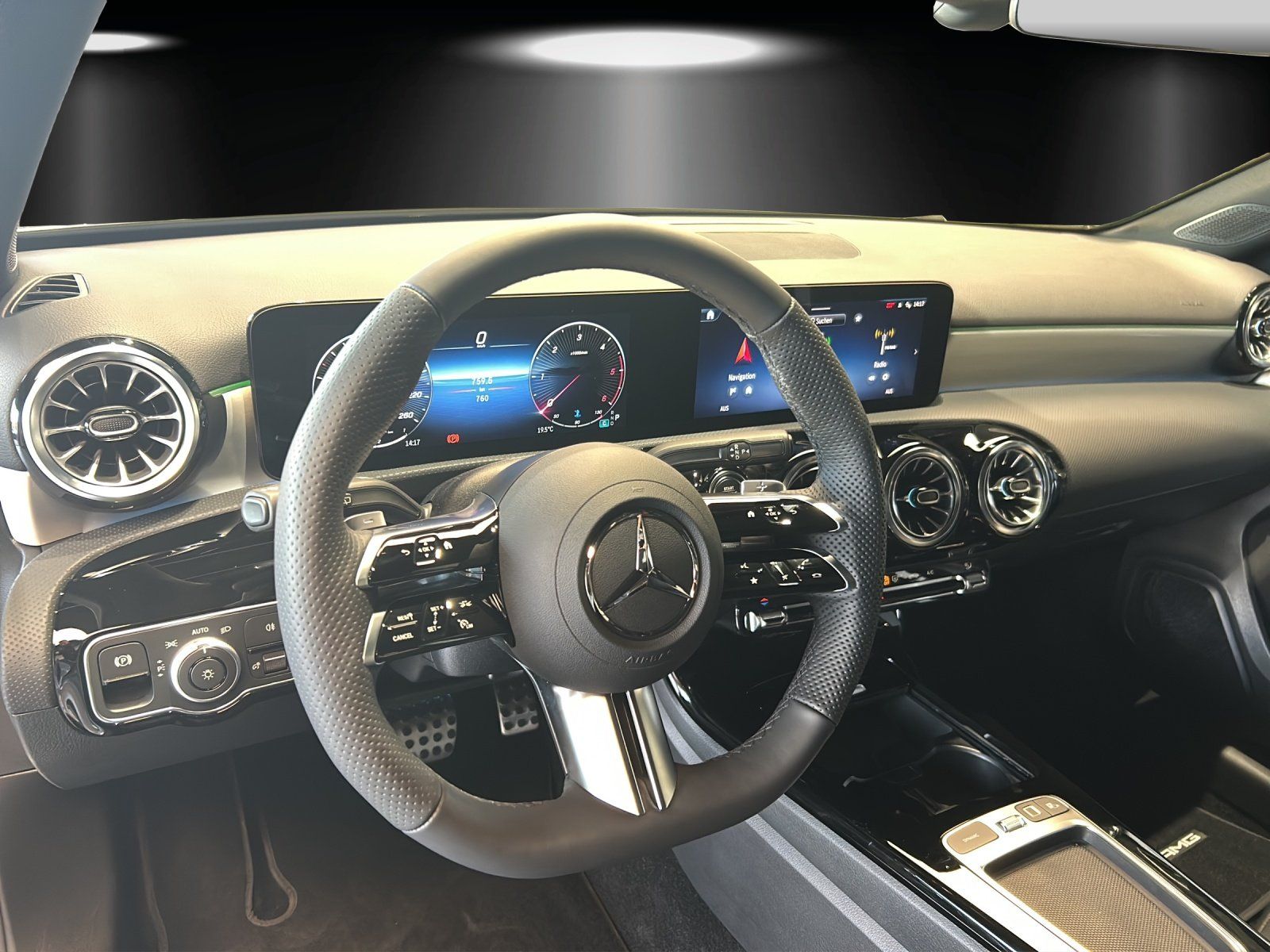 Fahrzeugabbildung Mercedes-Benz A 180 d AMG MultiBeam PANO Lenkradhzg. TOTWINKEL