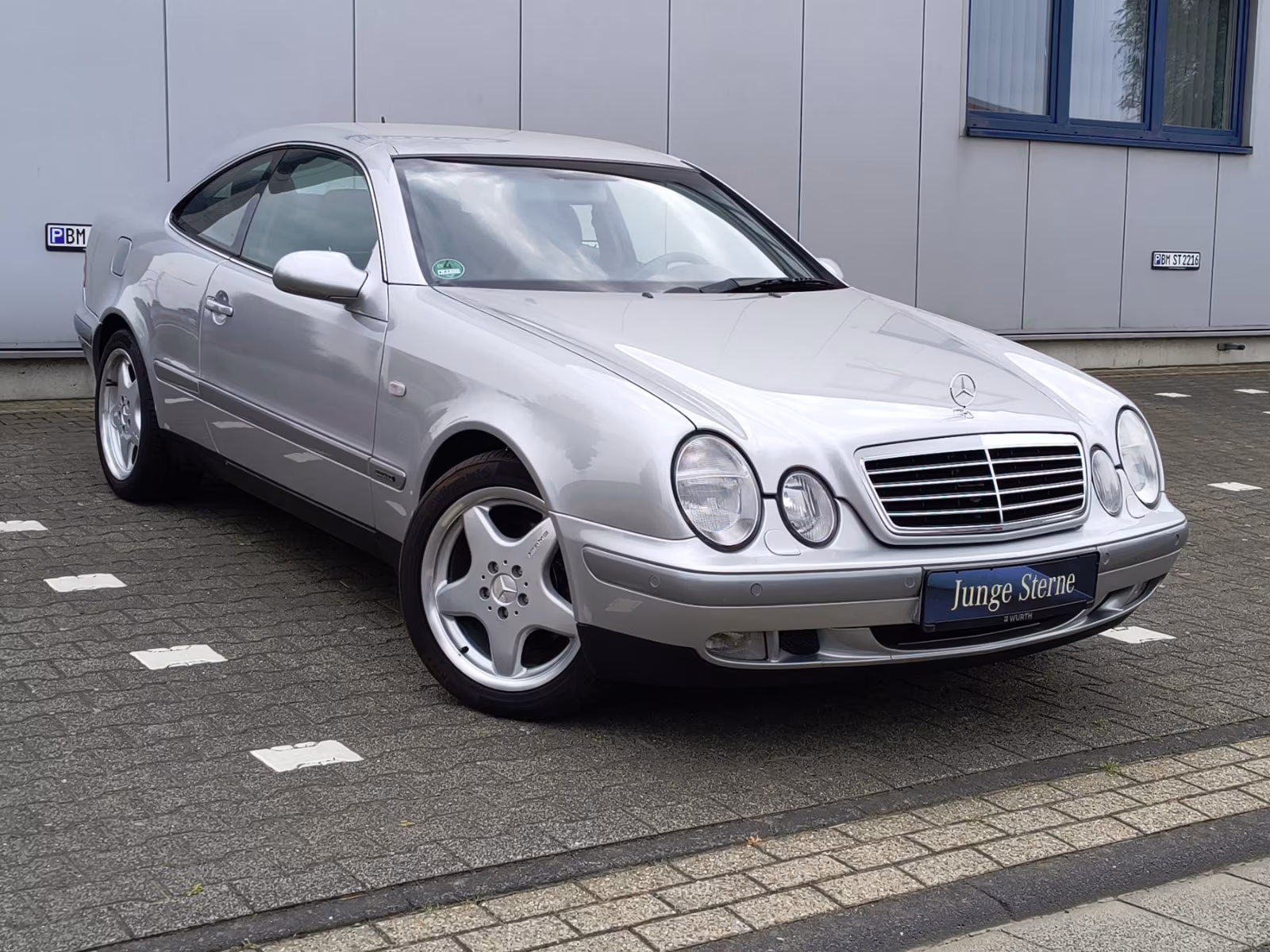 Mercedes-Benz CLK 320 1.HAND~RENTNERFAHRZEUG~AMG-17"~LEDER~XEN
