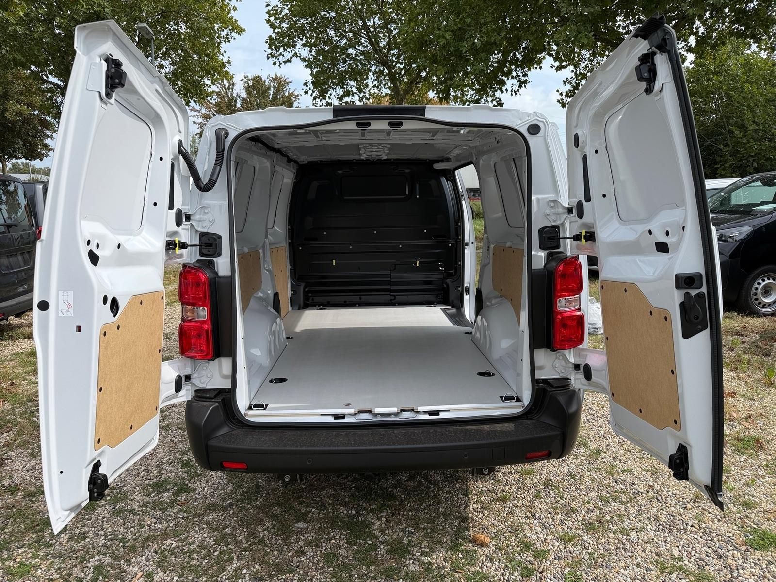 Fahrzeugabbildung Fiat Scudo XL Kastenwagen 150 MT6