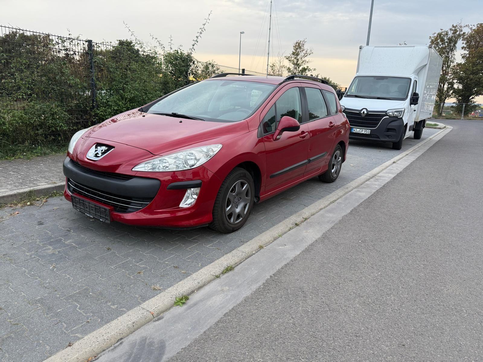 Peugeot 308 2010 — салон
