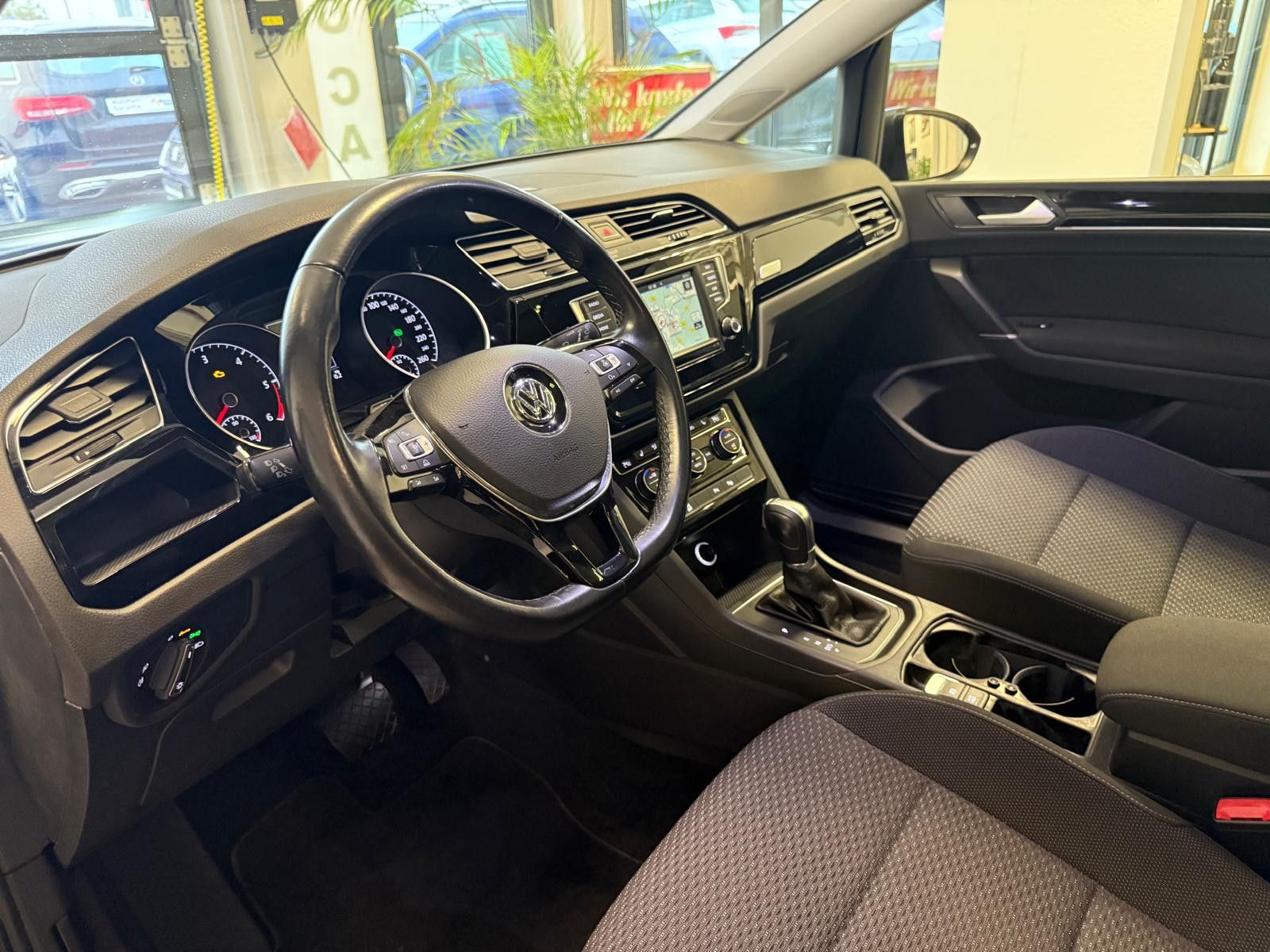 Fahrzeugabbildung Volkswagen Touran Comfortline BMT 7.SITZER/ SCHECKHEFT/ AHK