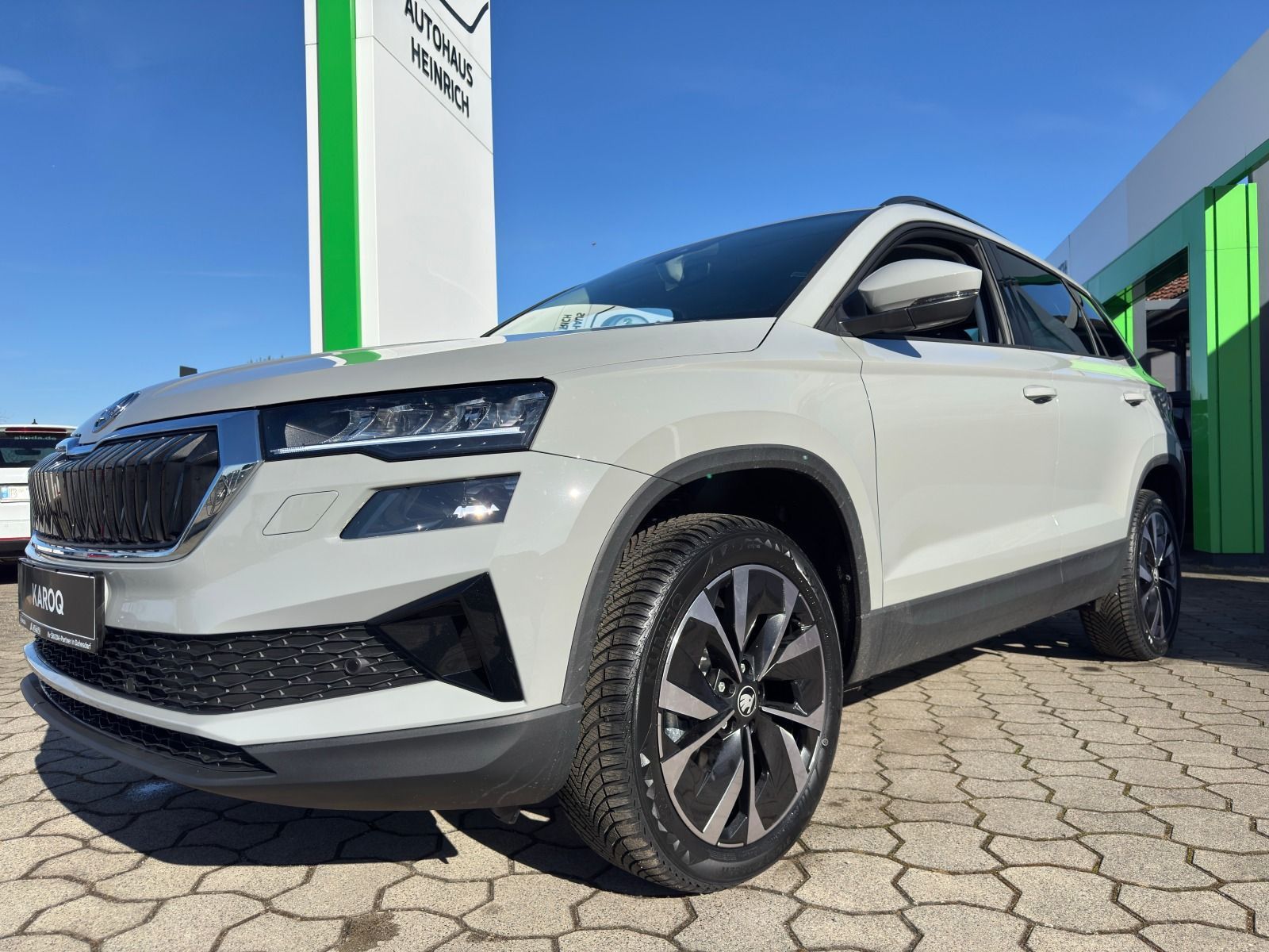Fahrzeugabbildung SKODA Karoq 1.5 TSI DSG*AHK*RFK*behFro*eHeck*Allwetter
