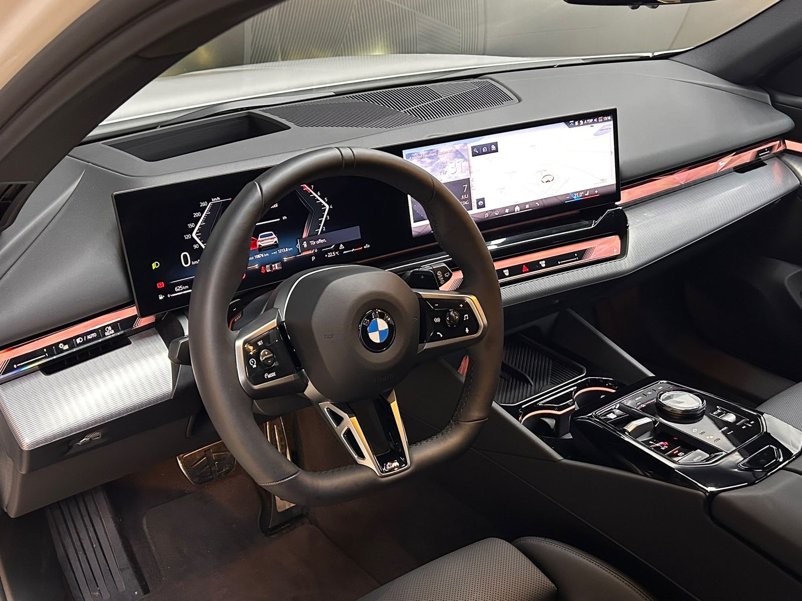 Fahrzeugabbildung BMW 520 T Sport Aut M PAKET+SCHADO+HEAD+H&K+360+AHK+