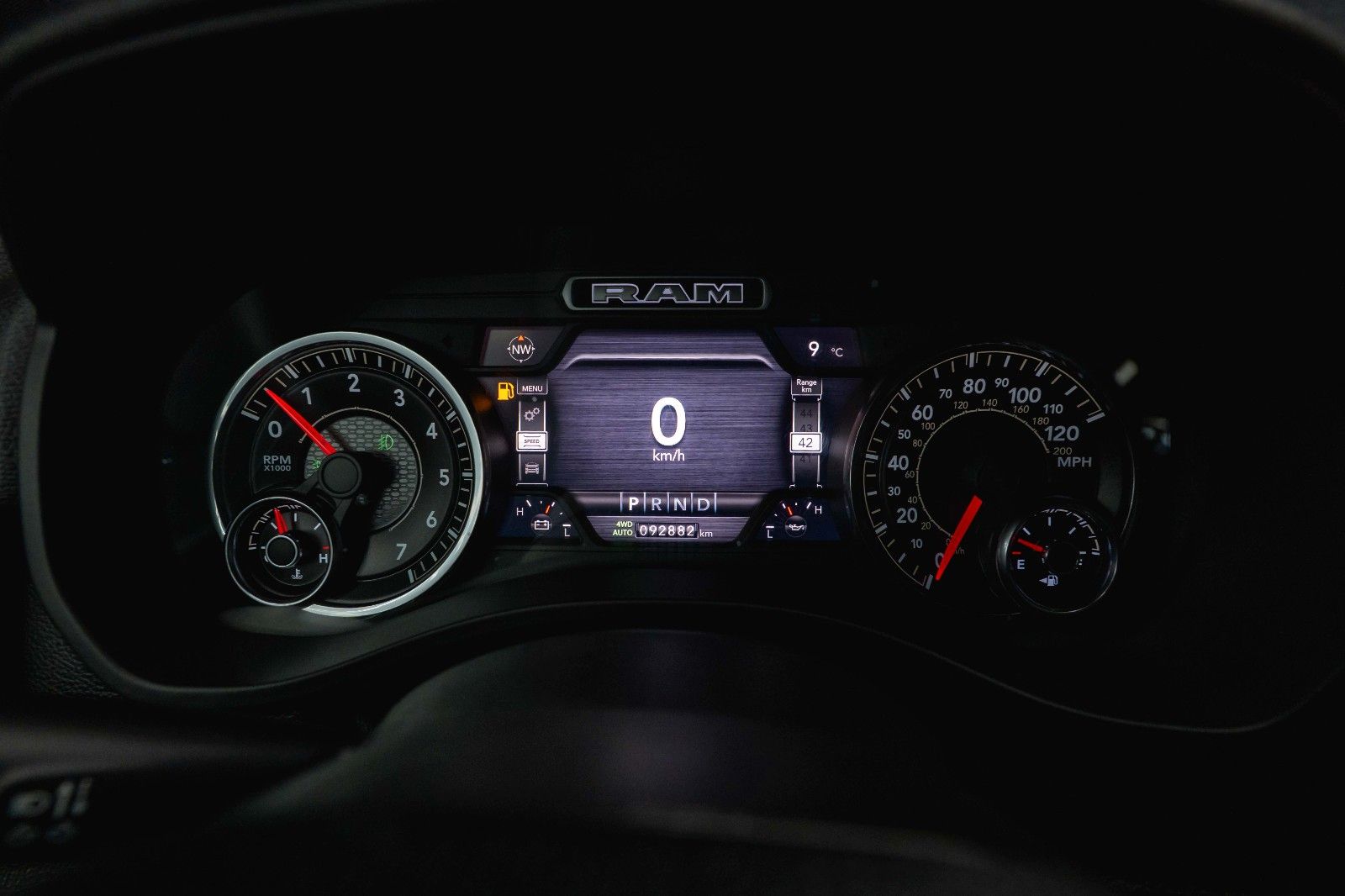 Fahrzeugabbildung Dodge RAM 5.7 V8 HEMI 4x4 Offroad Night-Paket LED 19%