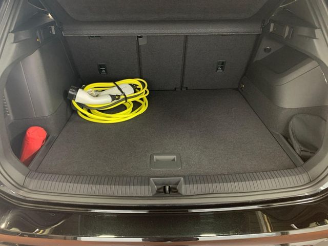 Tiguan 1.5 eTSI DSG R LINE IQ.LIGHT+AHK+PANO+HUD