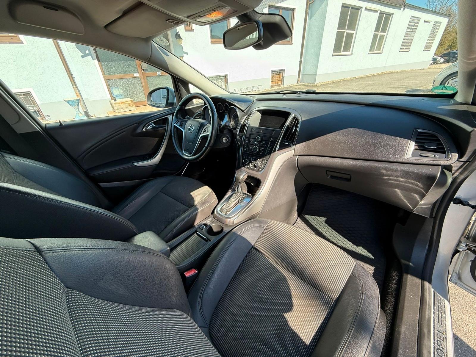 Opel Astra 2011 — photo 10