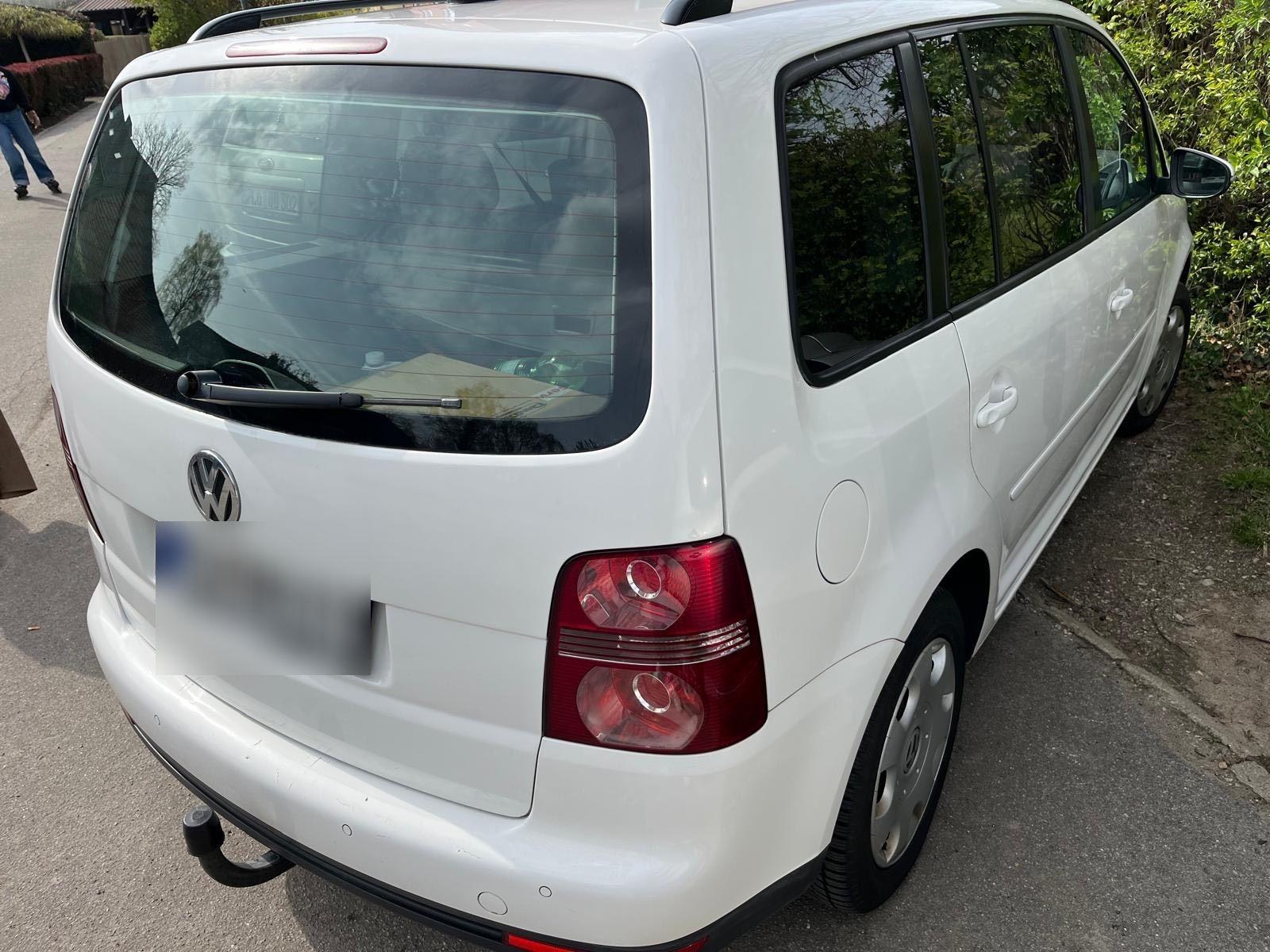 Volkswagen Touran 2009 — rear view