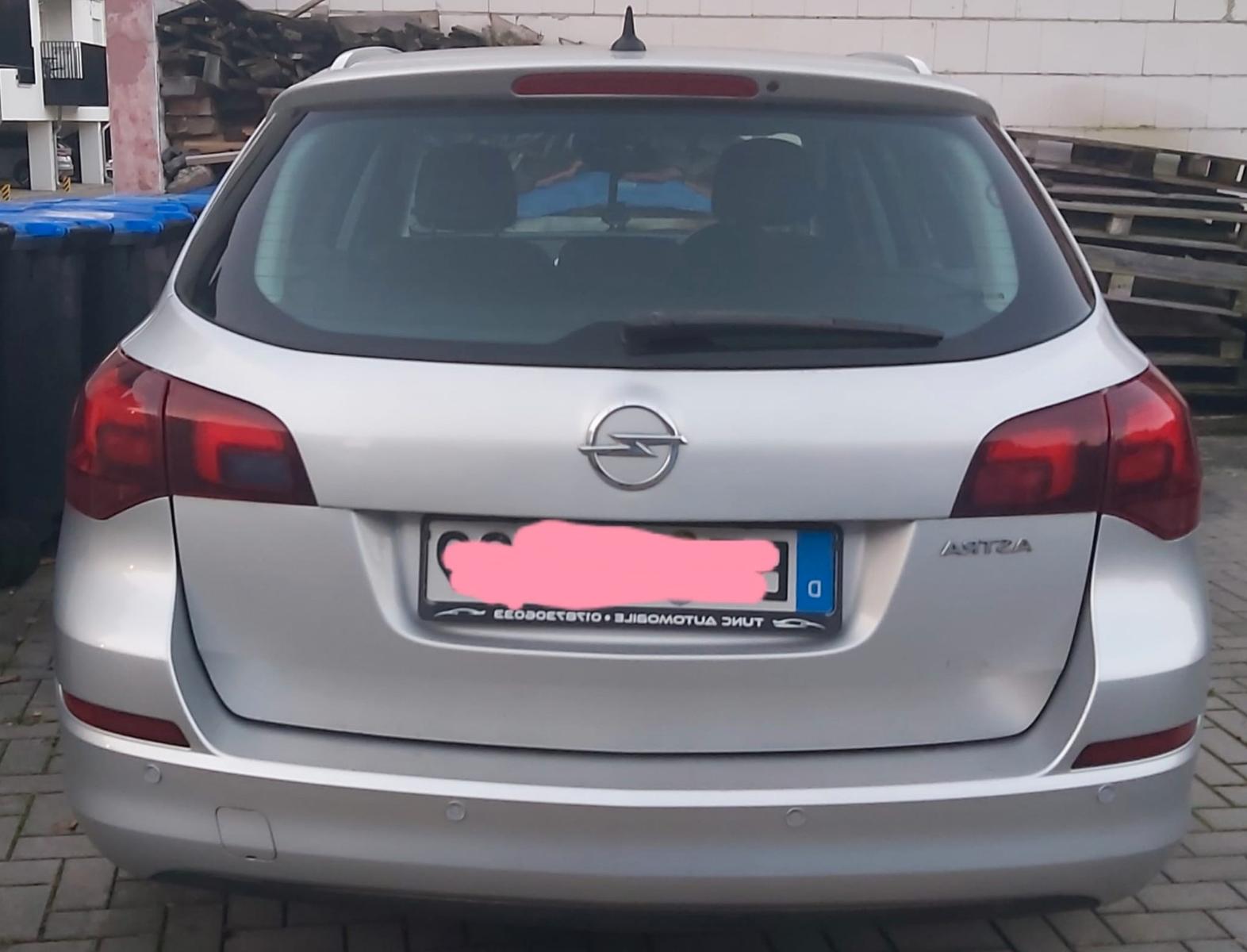 Opel Astra 2011 — rear view