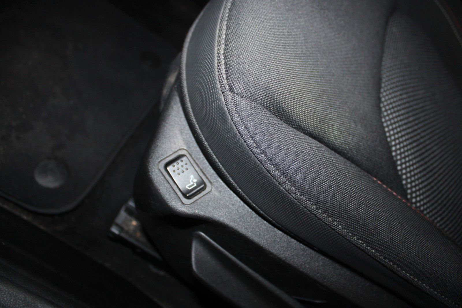 Fahrzeugabbildung Jeep Renegade 2.0 MultiJet Limited 4x4 AUTOMATIK AHK