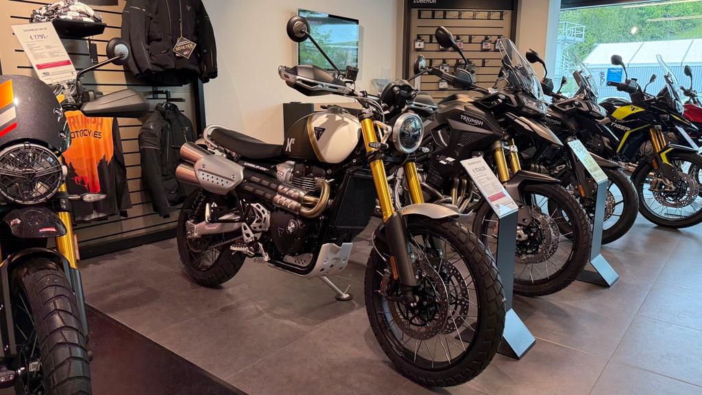 Triumph SCRAMBLER 1200 XE MATT KHAKI GREEN / MATT CRYSTA