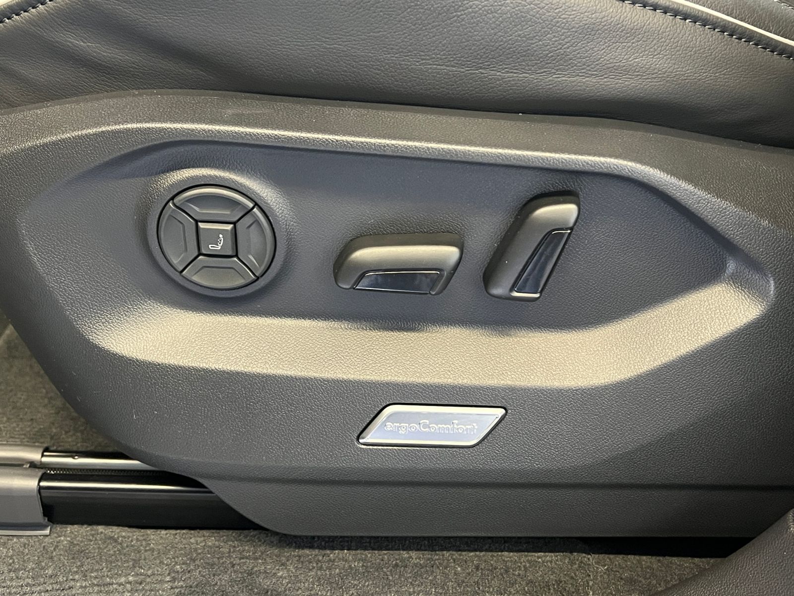 Fahrzeugabbildung Volkswagen Touareg R-Line 3.0 V6 TDI 4MOTION *AHK, LED, Luf