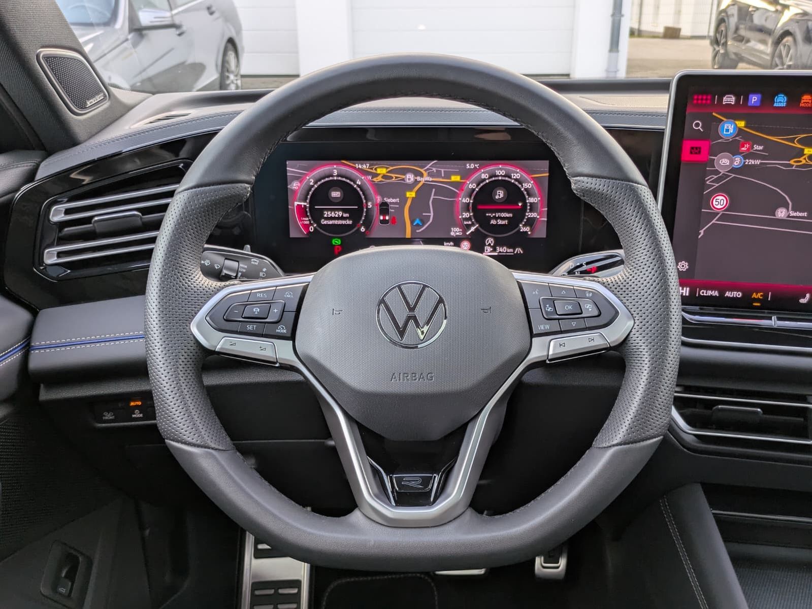 Fahrzeugabbildung Volkswagen Tiguan 2.0 TDI 4M R-Line BLACK*PAN*HK*AHK*MATRIX