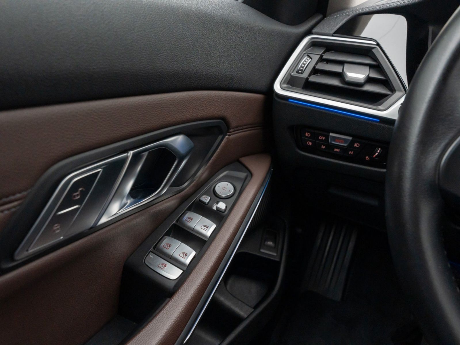 Fahrzeugabbildung BMW 320d Luxury Line DAB CockpitPlus PDC Leder