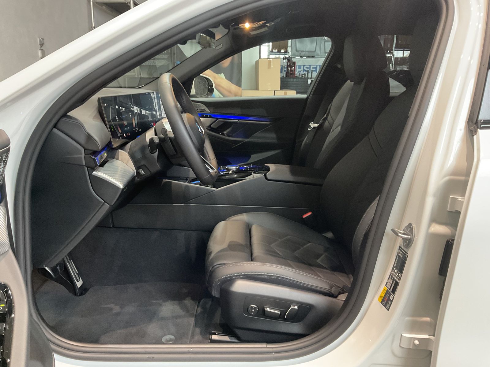 Fahrzeugabbildung BMW i5 xDrive40 M Sportpaket, Aktive Sitzbelüftung v