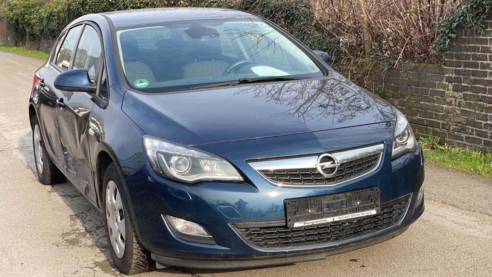 Opel Astra J Lim. 5-trg. Edition