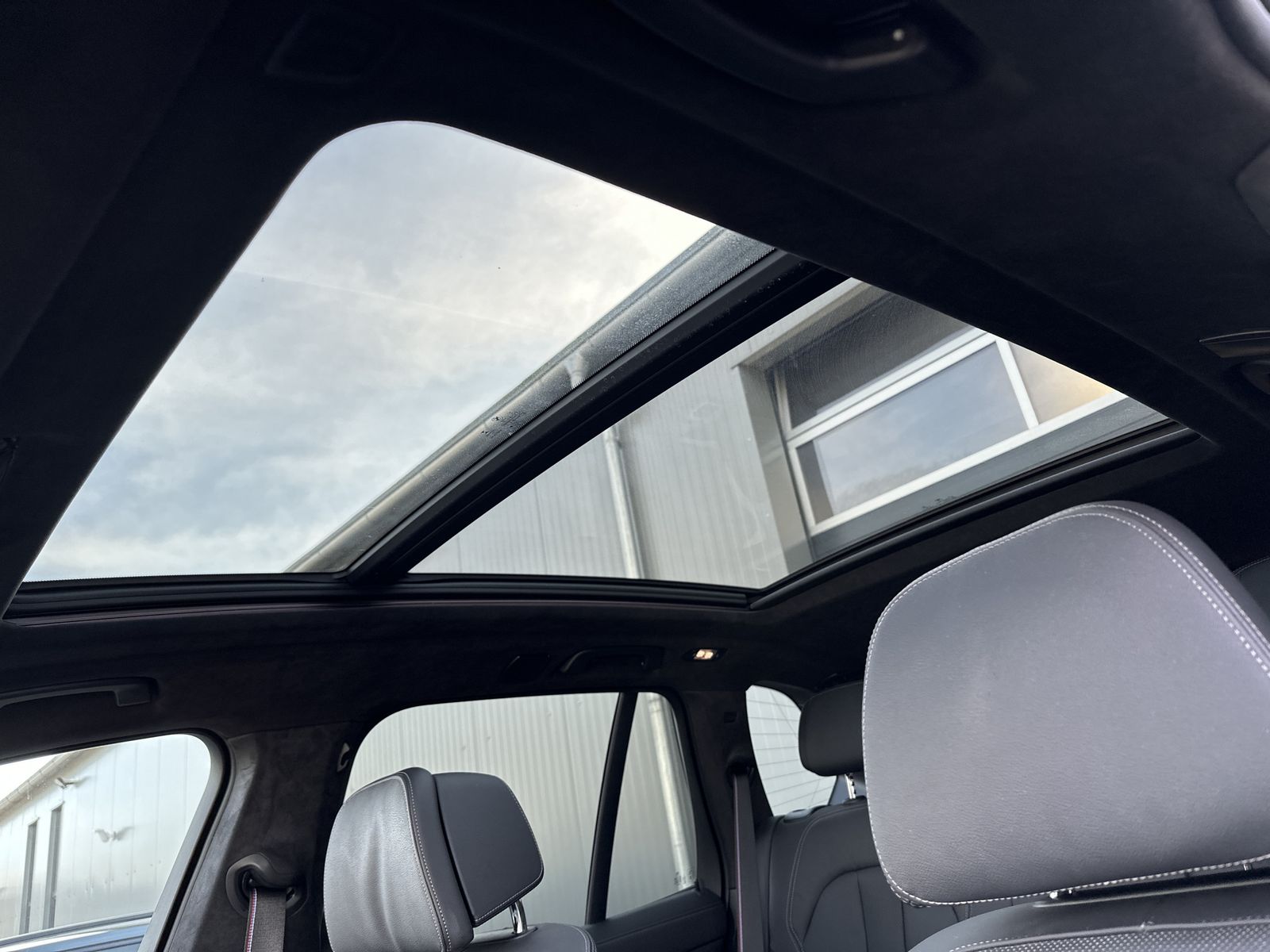 Fahrzeugabbildung BMW X5 M50i NAV+LASER+AHK+HEAD-UP+22ZO+PANO+360GRAD
