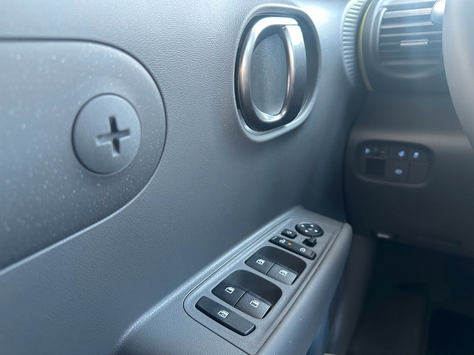 Fahrzeugabbildung Hyundai INSTER Cross 49kWh  Navi/SHZ/Effizienz-Paket!