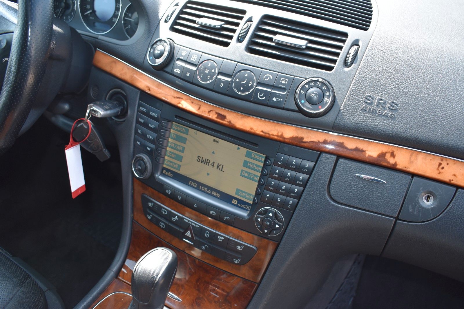 Fahrzeugabbildung Mercedes-Benz E 320 CDI T ELEGANCE Airmatic AHK Navi Leder Sit