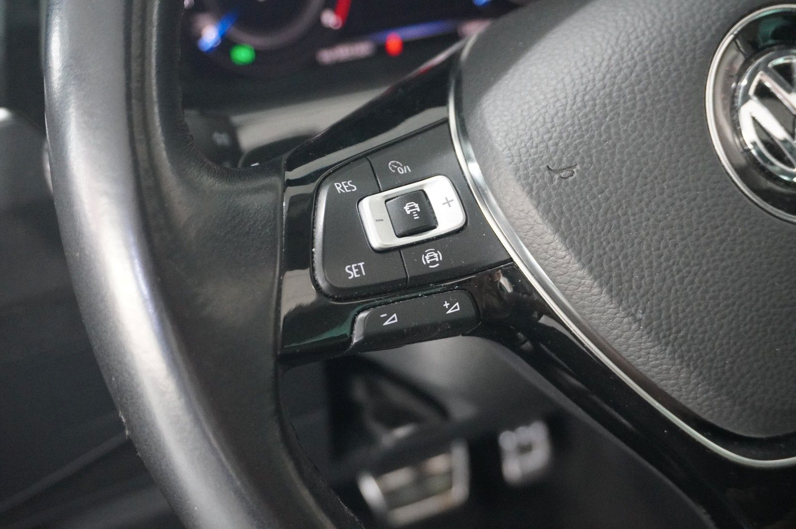 Fahrzeugabbildung Volkswagen Tiguan 2.0 TSI 4MOTION R-LINE NAVI/KAMERA/SH/AHK