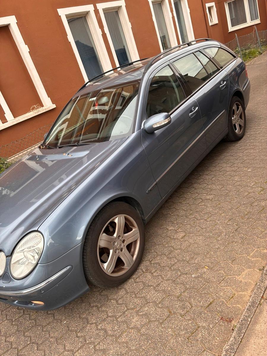 Mercedes-Benz E320 2004 — rear view