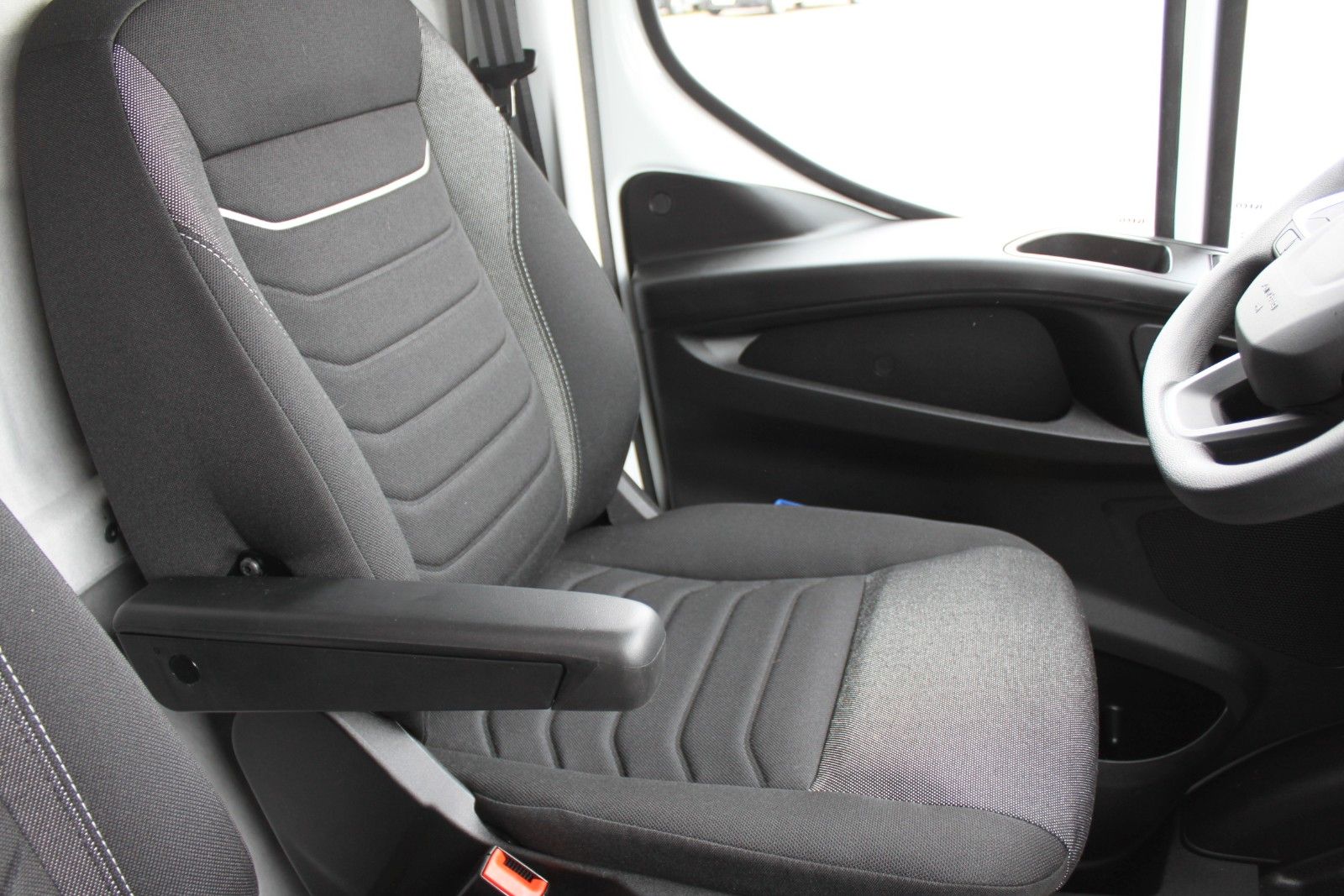 Fahrzeugabbildung Iveco Daily Kasten 3,0 Diesel/Verkleid+Holzboden