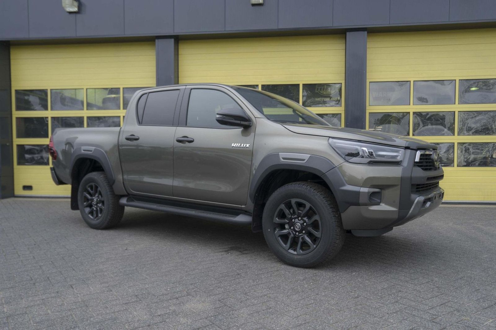 Toyota Hilux 2.8 D-4D Double Cab Hybrid Invincible JBL imagem 3