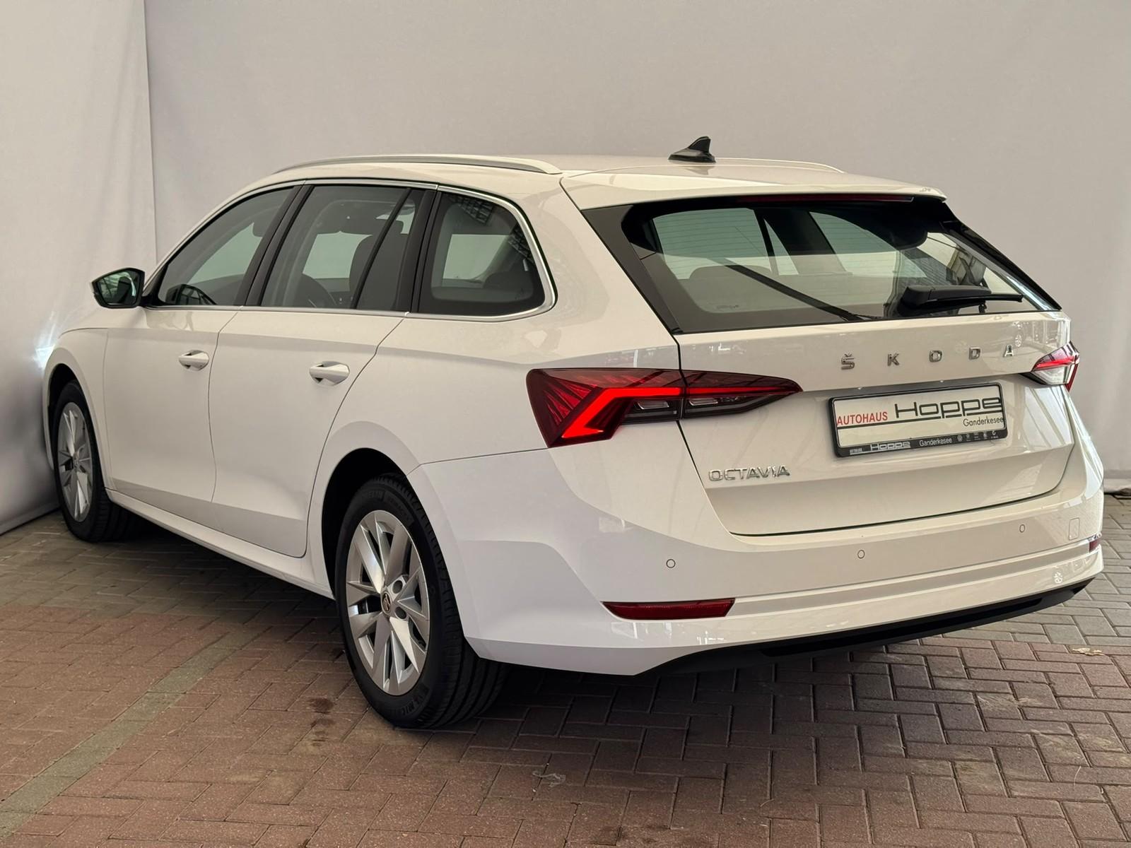 Skoda Octavia Combi 2.0TDI DSG+LED+KEYLESS+APP+PDC+MFL