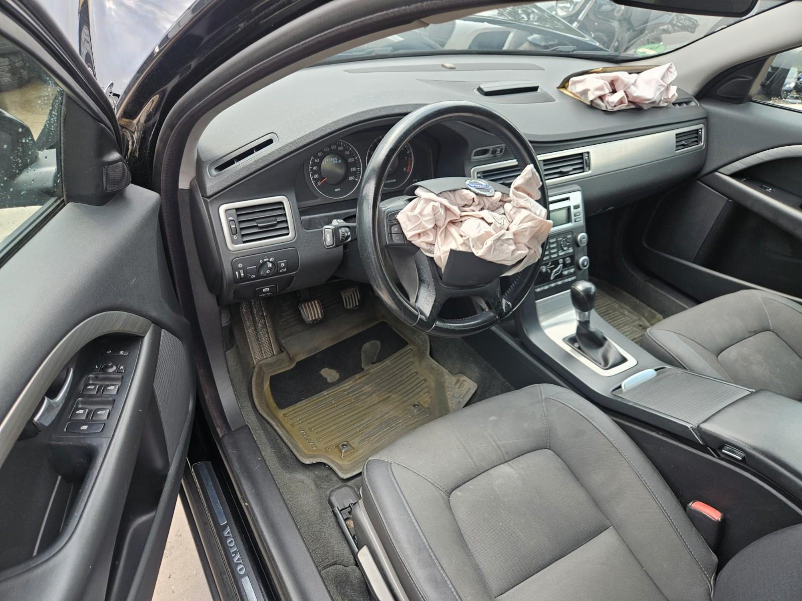 Volvo V70 2010 — photo 13