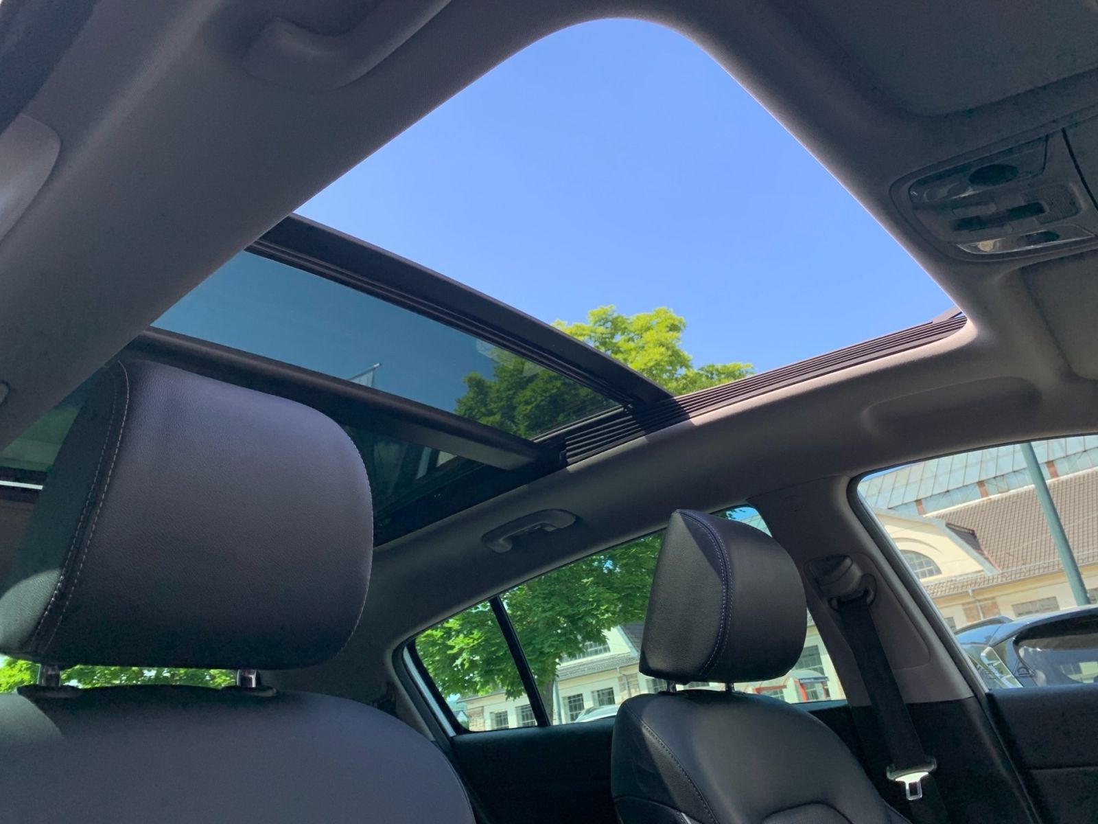 Fahrzeugabbildung Kia Sportage 1.6 T-GDI 7-DCT Black Edition Pan.Dach