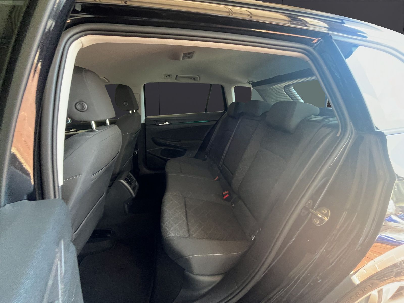 Fahrzeugabbildung Volkswagen Golf VIII Variant TDI Life DSG LED Navi AID PDC
