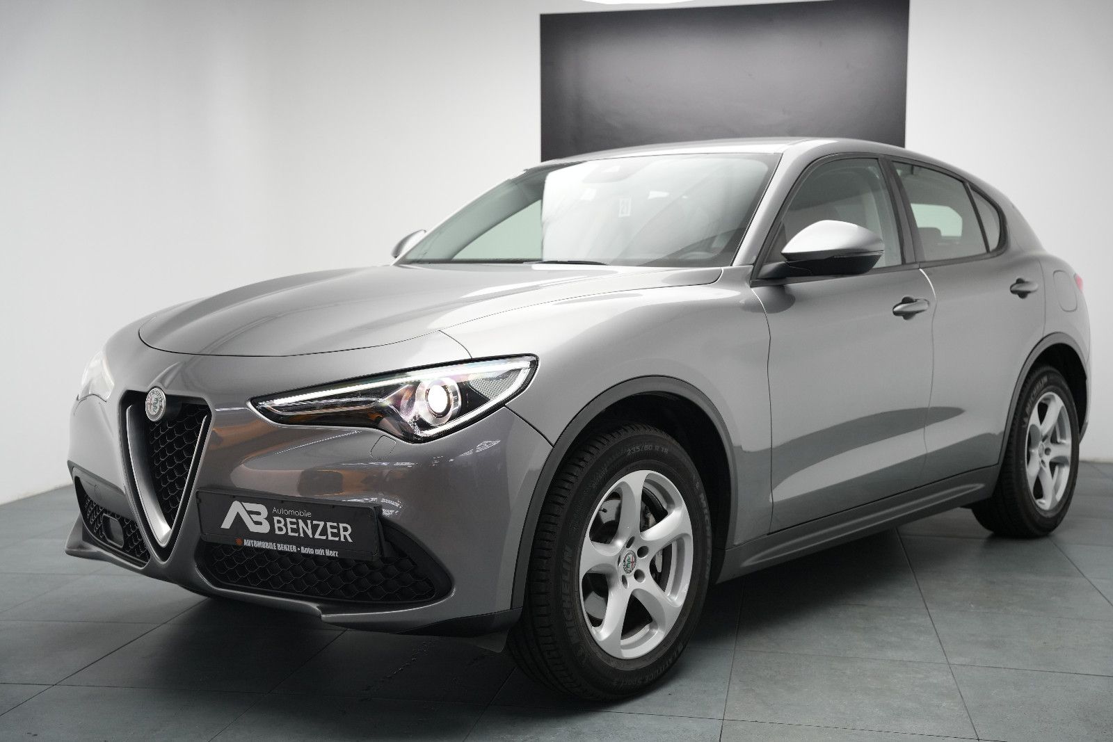 Fahrzeugabbildung Alfa Romeo Stelvio Super Q4/BI-XENON/PDC/AUTOMATIK/SPURHALT
